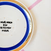 Vintage Wandteller „NUR NOCH EIN BISSCHEN MEER" – handbemalte Statement-Wanddeko aus Porzellan
