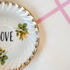 Vintage Wandteller „LOVE" – handbemalte Statement-Wanddeko aus Porzellan