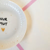 Vintage Wandteller „NUR MUT" – handbemalte Statement-Wanddeko aus Porzellan