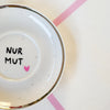 Vintage Wandteller „NUR MUT" – handbemalte Statement-Wanddeko aus Porzellan