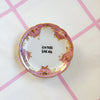 Vintage Wandteller „ICH MUSS GAR NIX" – handbemalte Statement-Wanddeko aus Porzellan