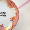 Vintage Wandteller „ICH MUSS GAR NIX" – handbemalte Statement-Wanddeko aus Porzellan