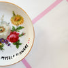 Vintage Wandteller „I CAN BUY MYSELF FLOWERS" – handbemalte Statement-Wanddeko aus Porzellan