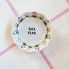 Vintage Wandteller „FUCK YEAH" – handbemalte Statement-Wanddeko aus Porzellan