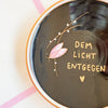 Vintage Wandteller „DEM LICHT ENTGEGEN" – handbemalte Statement-Wanddeko aus Porzellan