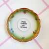 Vintage Wandteller „MORE ESPRESSO LESS DEPRESSO" – handbemalte Statement-Wanddeko aus Porzellan