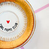 Vintage Wandteller „COOL MOMS CLUB“ – handbemalte Statement-Wanddeko aus Porzellan